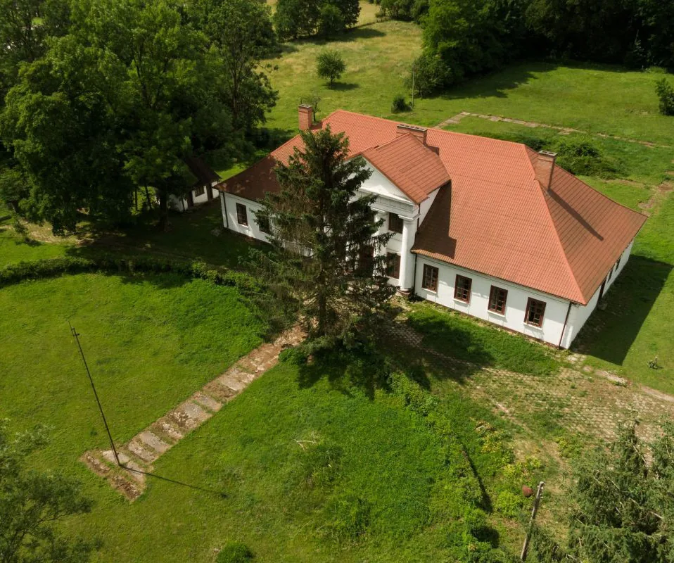Zabytkowy XIX w. dwór nad Dunajcem